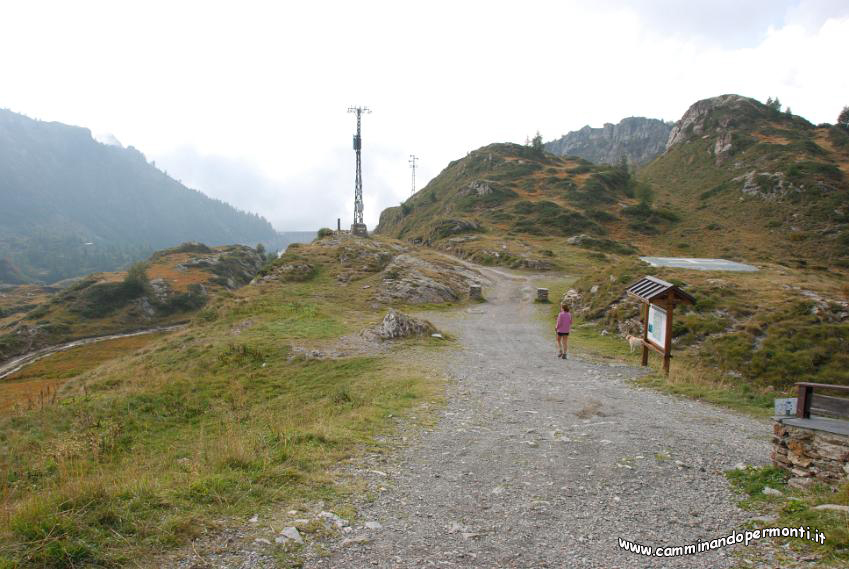 142 ci incamminiamo verso la diga del Lago Fregabolgia.JPG